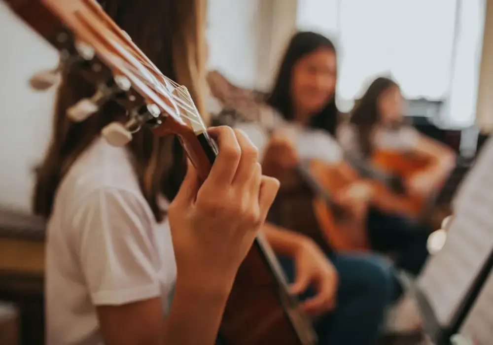 Muzyka w szkole: Do której klasy jest obowiązkowa? Wyjaśniamy
