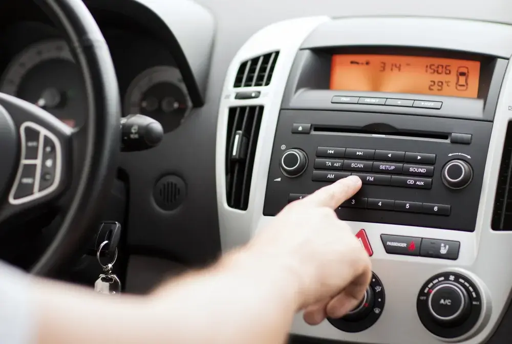 Co oznacza AM? Czas, prawo jazdy, radio. Uniknij pułapki 12 a.m.!