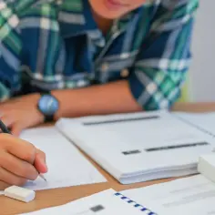 Uczeń w kratkę pisze ołówkiem, obok leży gumka. Myślę że przecinek, bo zaraz będzie kolejna ważna rzecz do zapamiętania.
