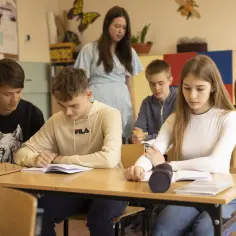 Uczniowie w klasie skupieni na nauce, przygotowują się do egzaminów, by wiedzieć, jak obliczyć punkty do liceum.