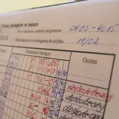 Dziennik lekcyjny z ocenami. Data 11.02. wskazuje, do kiedy muszą być wystawione oceny na 1 semestr.
