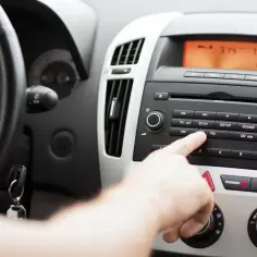 Co oznacza AM? Czas, prawo jazdy, radio. Uniknij pułapki 12 a.m.!