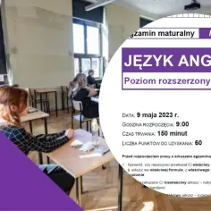 Matura z rozszerzonego angielskiego trwa 150 minut. Uczniowie siedzą w klasie, skupieni na arkuszach egzaminacyjnych.