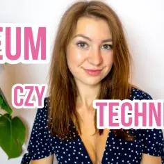 Młoda kobieta z napisem "LICEUM CZY TECHNIKUM?". Dowiadujemy się, ile lat chodzi się do liceum.