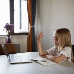 Nauczanie zdalne w podstawówce: Kiedy szkoła przechodzi na online i dlaczego?