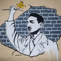 Murale przedstawia mężczyznę z żółtym kwiatem, który przebija się przez ceglaną ścianę. To jeden z bohaterów, którzy chcą zdążyć przed panem bogiem.