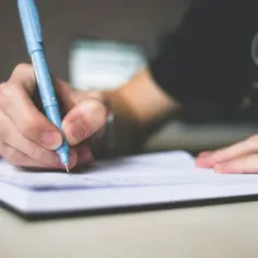 Jak napisać rozprawkę opiniującą po angielsku: zasady i przydatne wyrażenia