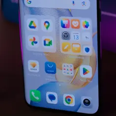 Ekran telefonu z ikonami aplikacji, w tym "My HONOR" i "Sklep z aplikacjami". To jest prawdziwy honor, nie chonor.