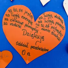 Serce z napisem "Dziękuję" i listą powodów, dla których warto być wdzięcznym. To świetne pomysły na walentynki w szkole, pokazujące, jak doceniać innych.