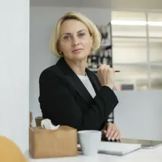 Pani dyrektor szkoły, z piórem w dłoni, wygląda na skupioną. Może właśnie przyznaje nagrodę dyrektora szkoły.