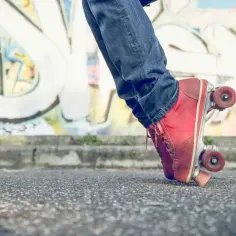 Kinda: Co to znaczy i jak (nie) używać go w slangu?