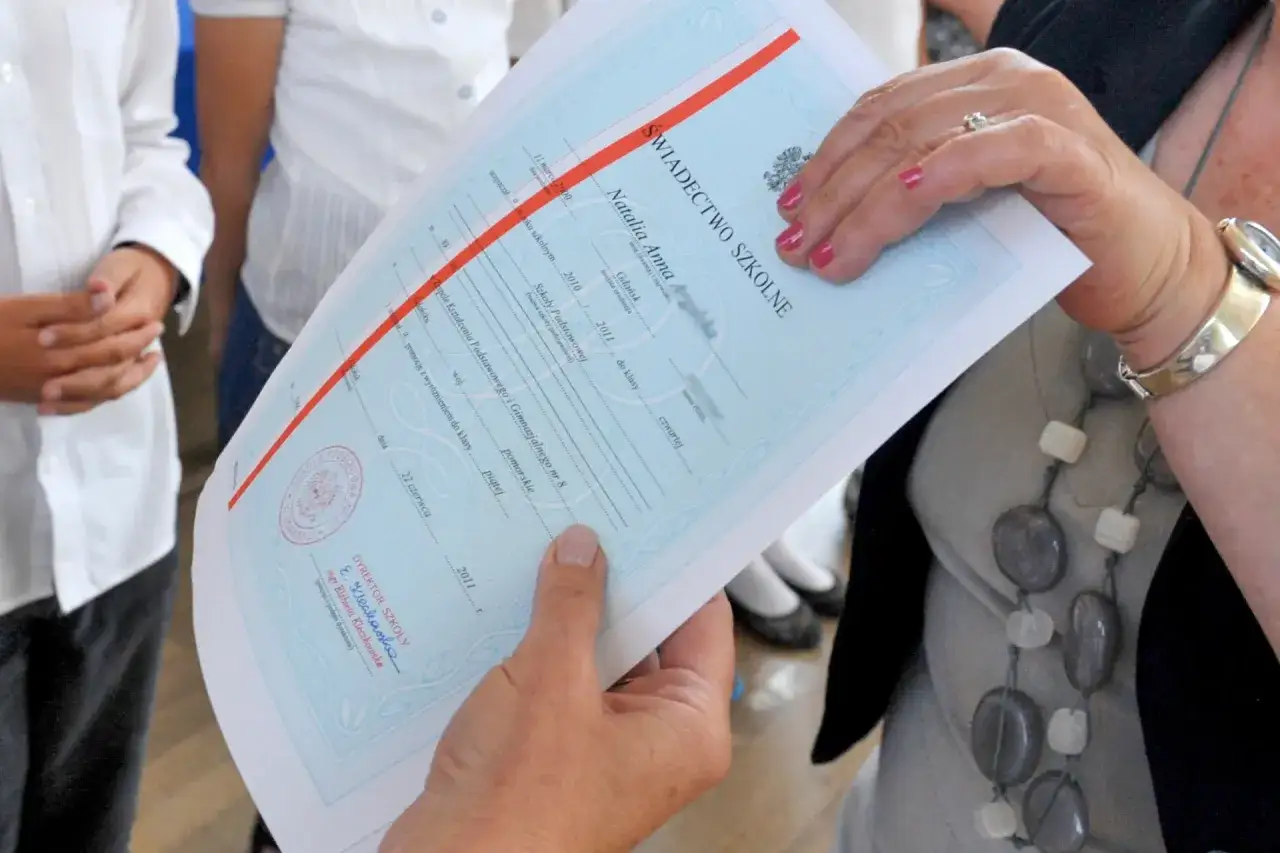 Świadectwo szkolne Natalii Anny z 2011 roku. Na dokumencie widać pieczęcie i podpisy, a także datę 22 czerwca. Nie widać, od jakiej średniej jest pasek.
