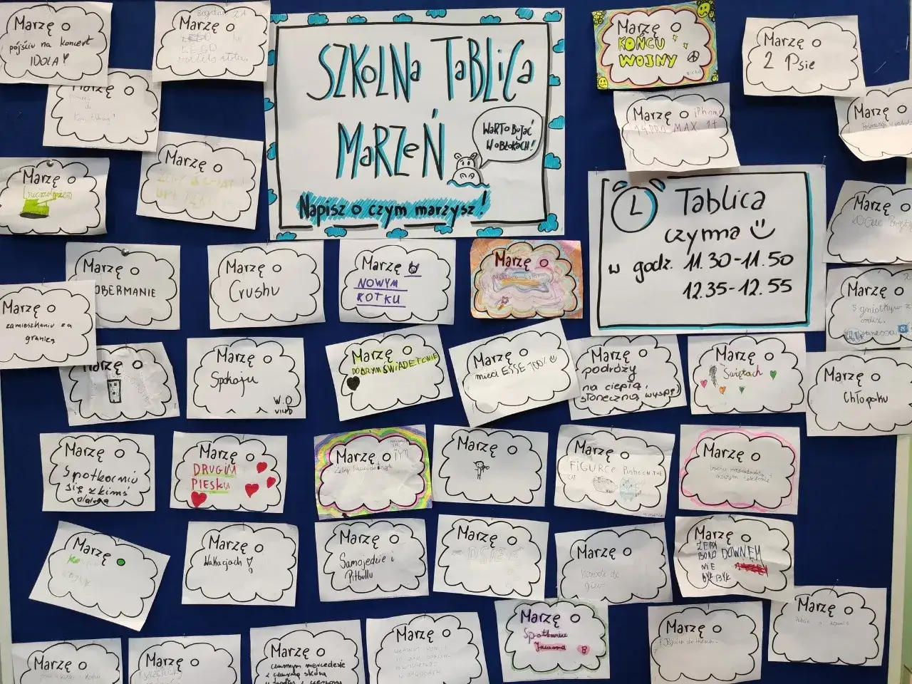 Tablica marzeń w szkole, gdzie uczniowie zapisują swoje życzenia. Dni tematyczne w szkole sprzyjają takim inicjatywom.