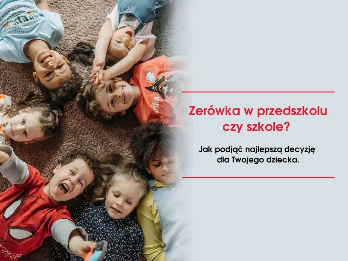 Uśmiechnięte dzieci leżą na dywanie. Czy zerówka jest obowiązkowa? Dowiedz się, jak podjąć najlepszą decyzję dla Twojego dziecka.