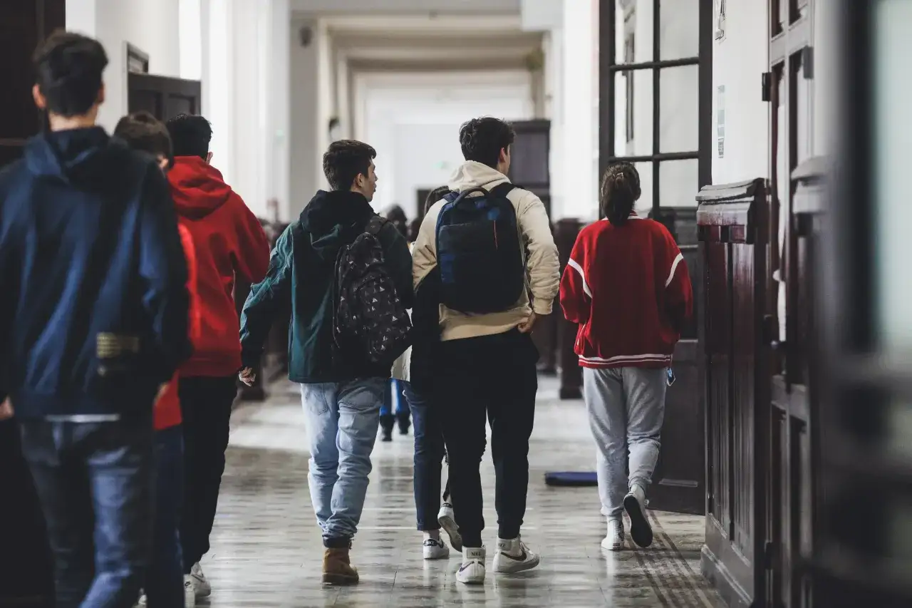 Uczniowie w szkolnym korytarzu, być może właśnie wtedy, kiedy wyniki rekrutacji do szkół średnich.