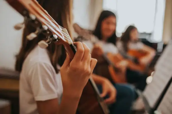 Muzyka w szkole: Do której klasy jest obowiązkowa? Wyjaśniamy
