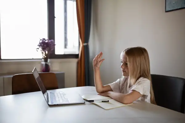 Nauczanie zdalne w podstawówce: Kiedy szkoła przechodzi na online i dlaczego?