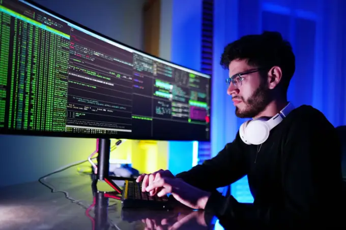 Ile zarabia informatyk po studiach? Realne widełki na start